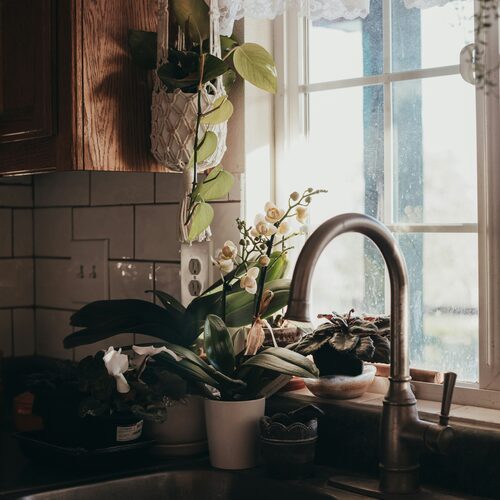 cleaning kitchen sink